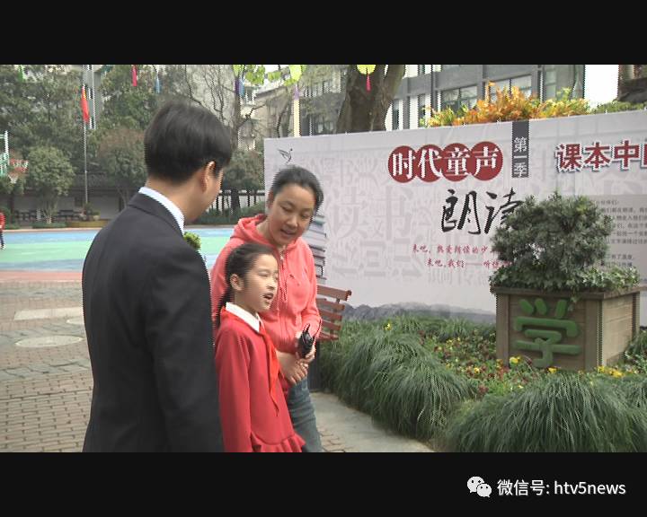 招生季的第一站小主播朱宸妤和主持人华芳来到了备受关注的时代小学