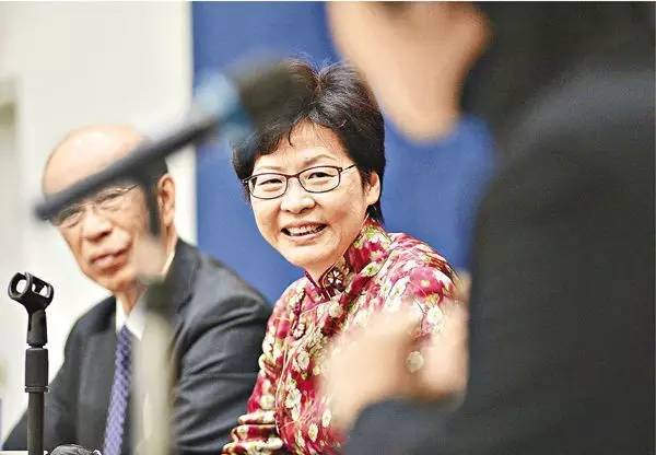 我是香港第一位女特首林郑月娥今年60岁