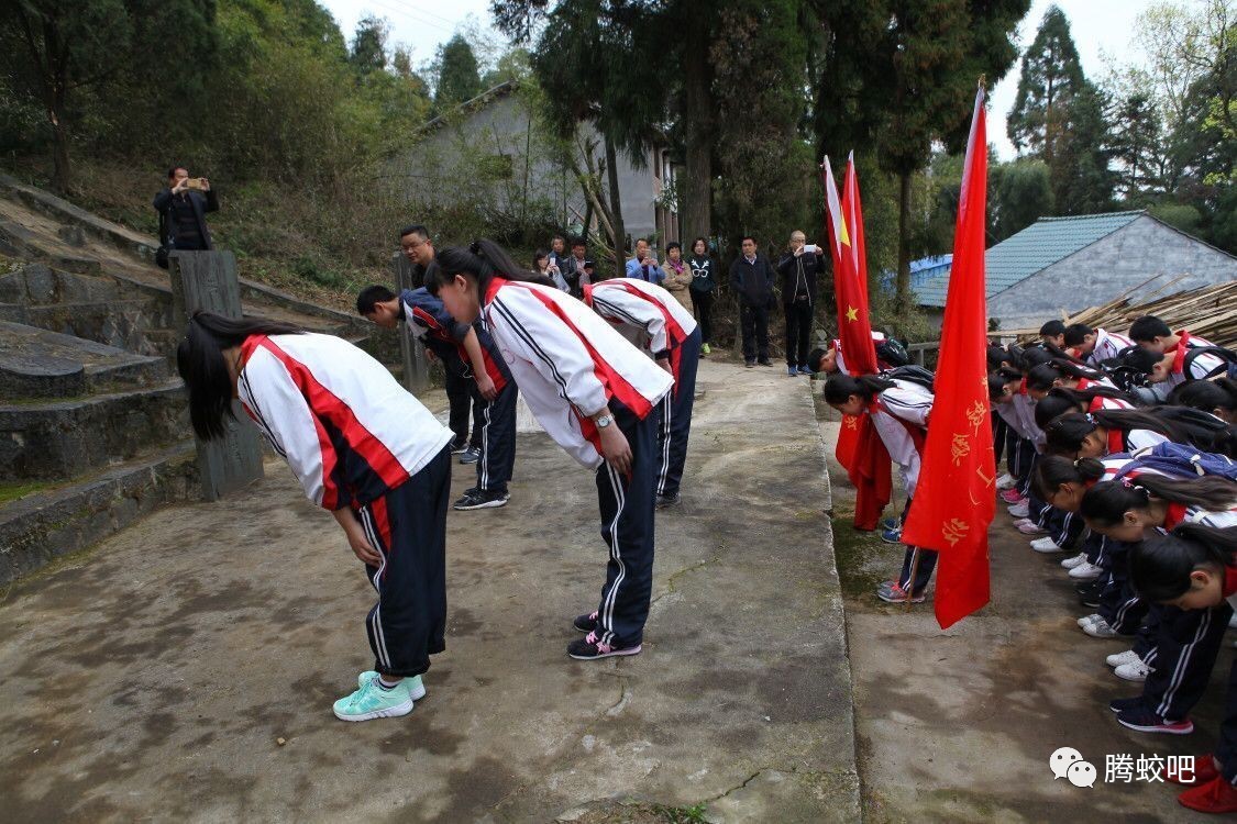 腾蛟一中师生重走革命前辈老路