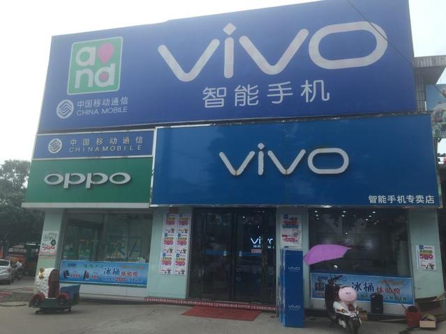 出门往大街上看一圈,手机店基本都是vivo和oppo的招牌和广告牌