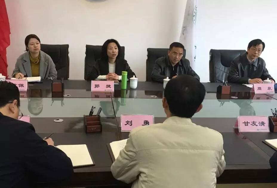 分别听取了两校校长刘勇,熊兰的工作汇报,特别关注两校联合申办"四川