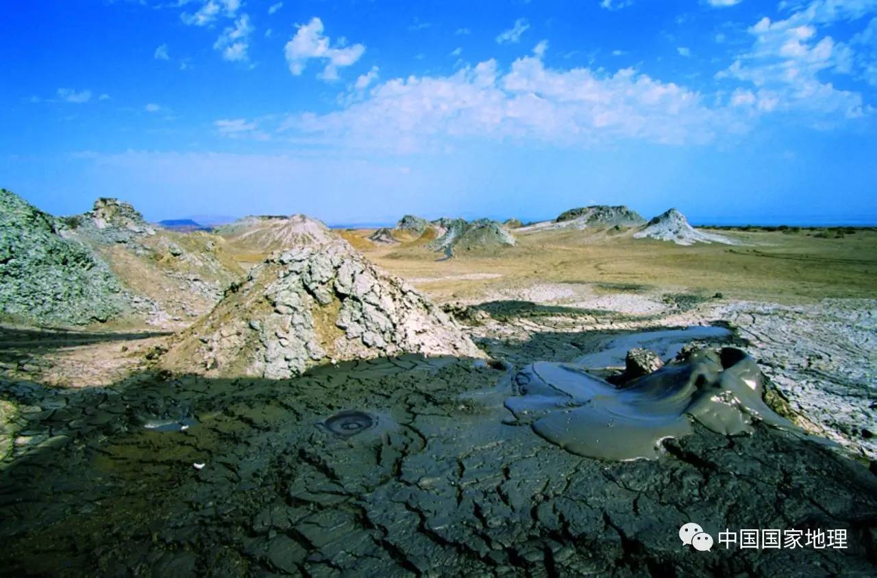 泥火山沸腾的土地