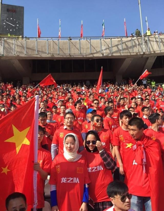 中国人挑大拇指 伊朗球迷竟然竖中指 谁赢谁输
