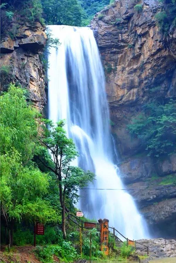 在河南省三门峡市卢氏县的豫西大峡谷景区里,有一条很壮观的瀑布——