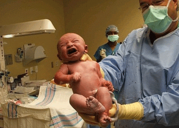 39张感动世界!又令人惊异的宝宝出生时刻的留影