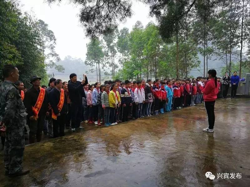 三五镇祭扫烈士墓活动(覃长现供图)小平阳镇祭扫烈士墓活动(卢国韬供