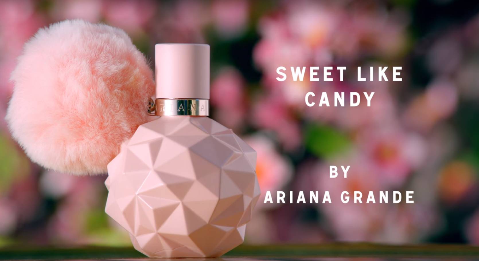 ariana grande带来的sweet like candy系列香氛,糖果般甜蜜的前调已经