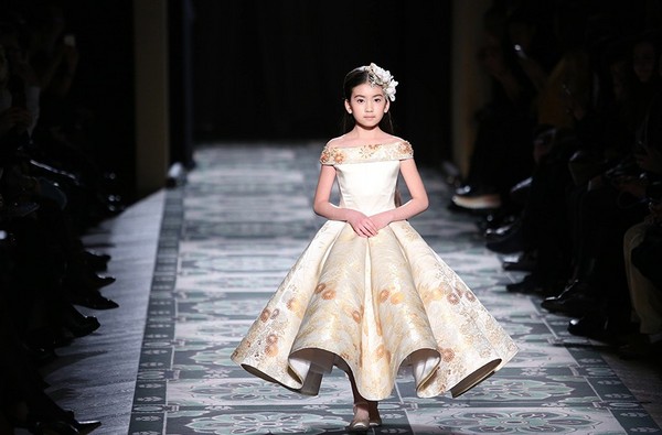 9岁就走上巴黎时装周!一鸣惊人的中国童模—绣球