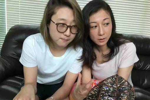 成龙女儿报警抓母!父母的错,为何要孩子买单?