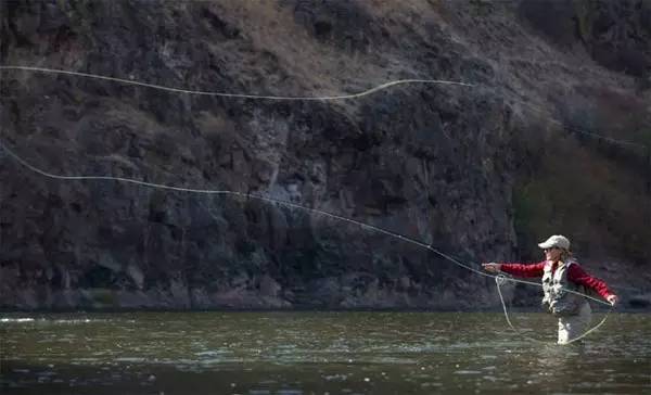 飞蝇钓法(fly fishing)也特别适合钓鳟鱼,但飞钓更适合在河流小溪