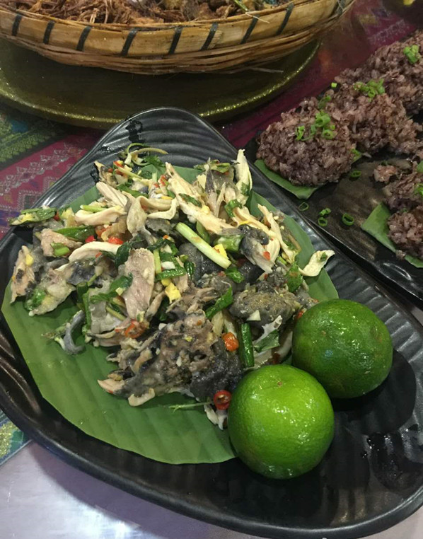 傣人家的特色菜包括:菠萝饭,烤肉拼,五彩饭,鬼鸡,包烧系列等.