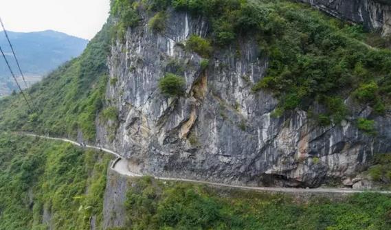 重庆武隆现"悬崖公路 惊险中透着刺激