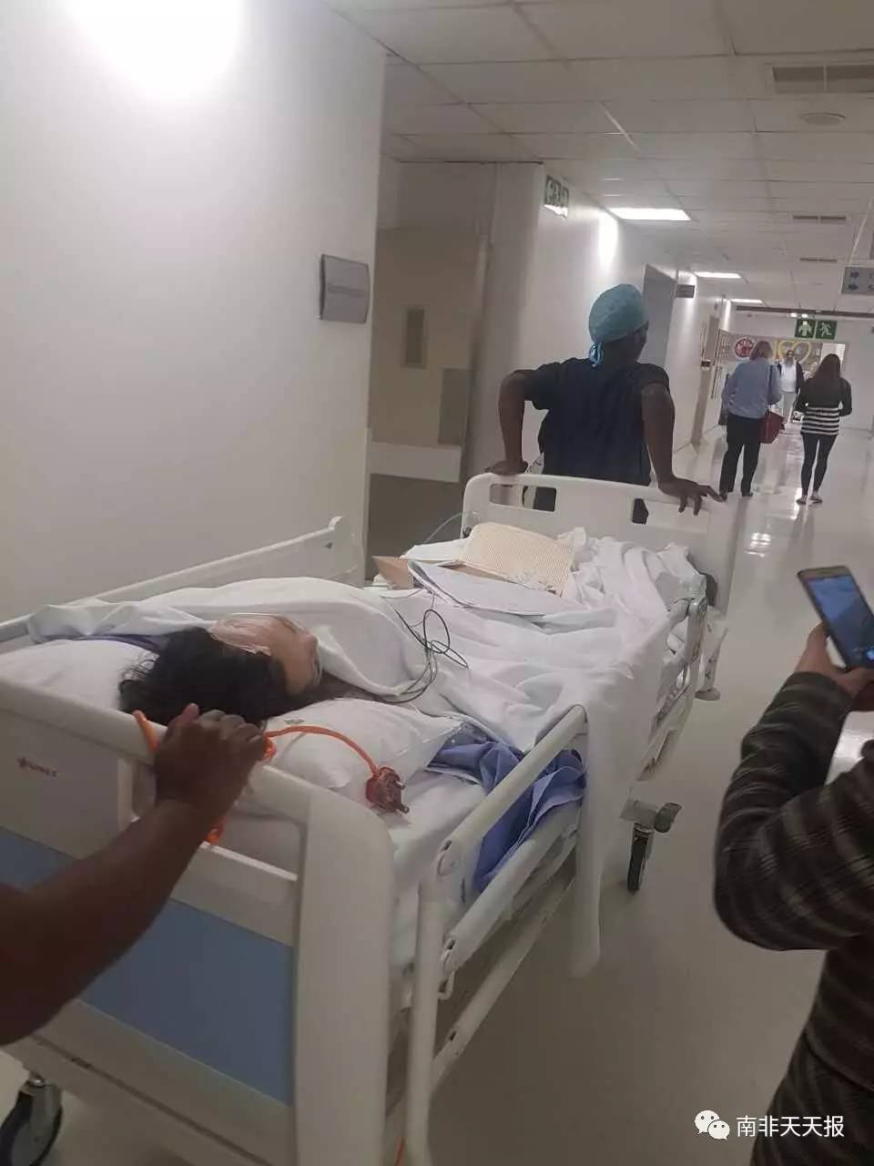 刚动完手术送到医院icu监护室,来自莫桑比克的华人女孩
