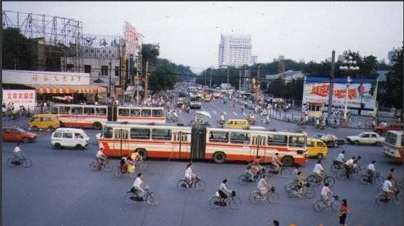 选择 a: 王府井大街路口 b: 复兴门大街路口 c: 西单大街路口 d