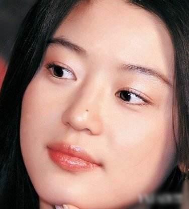看起来俏皮又性感,难道韩国大火的女星一定都要鼻头有痣才行?