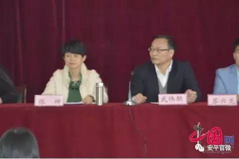 安平县副县长张娜,安平中学领导,爱心企业,受捐助学生等100余人参加了