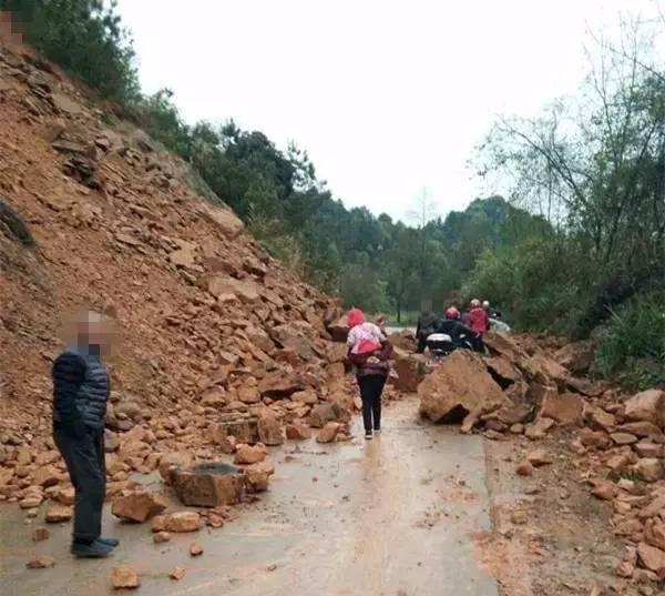 今天,遂川发生了两处公路山体滑坡!