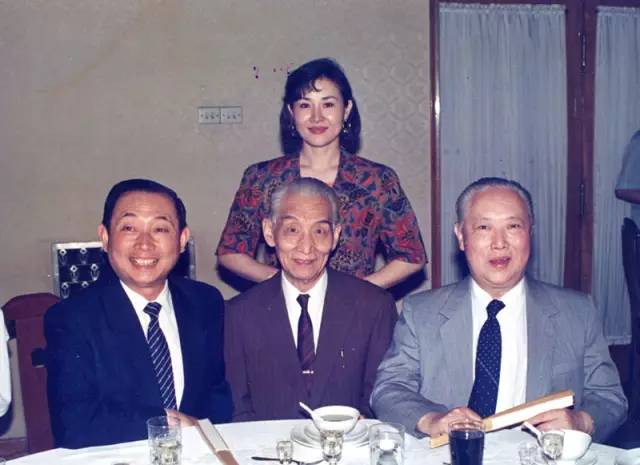 1991年6月,於北京,拜师宴,前排左起:梅老师,赵荣琛先生,张君秋先生