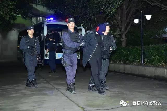 特警押解犯罪嫌疑人下车.