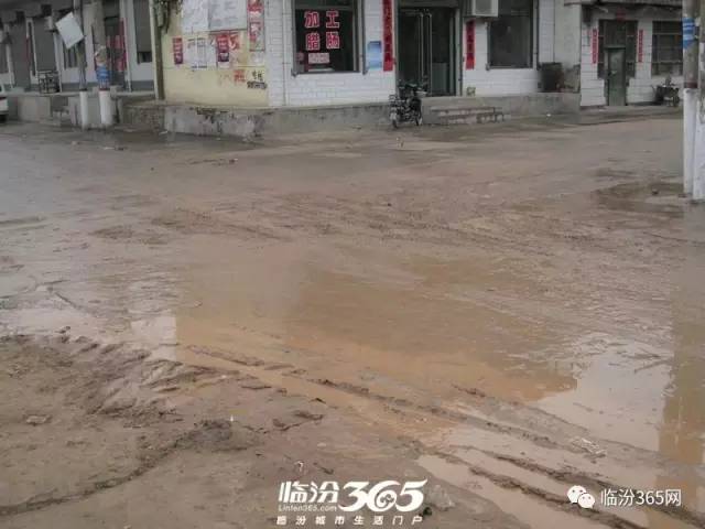 【民生】洪洞县淹底村下水道堵塞,黄泥满街百姓出行难