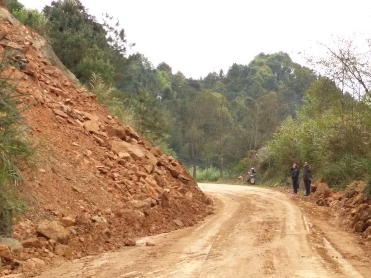 畅享遂川在此提醒广大微友:在行至靠近山体路段时,请减速慢行,发现不