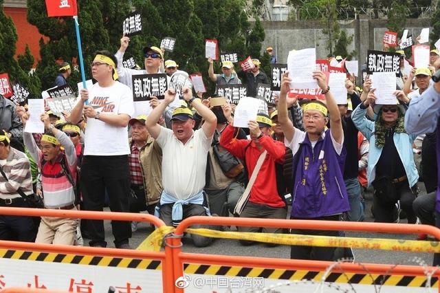 台湾民主化30年之后 人民竟要下跪陈情