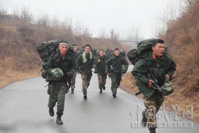 武警高岭训练基地特战对抗中队野外驻训暨"魔鬼周"极限训练纪实