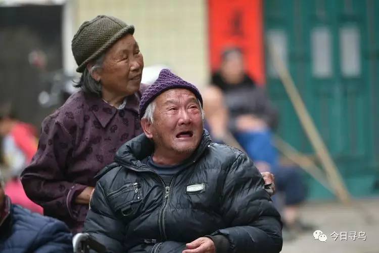 菖蒲乡政府联合德章数码影像开展为高龄老人免费照相活动,为他们送去