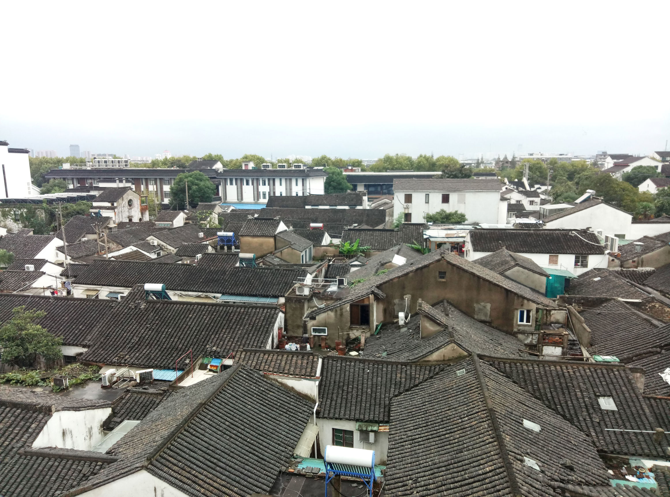 屋顶上的苏州城,它那江南水乡的味道一览无余