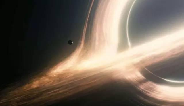 我们对黑洞模样的全部想象,除了它会是一个至黑至深的漩涡之外,就是