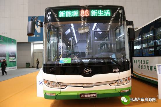 5纯电动城市客车     黄海客车展示了两款新能源客车,分别为纯电动与
