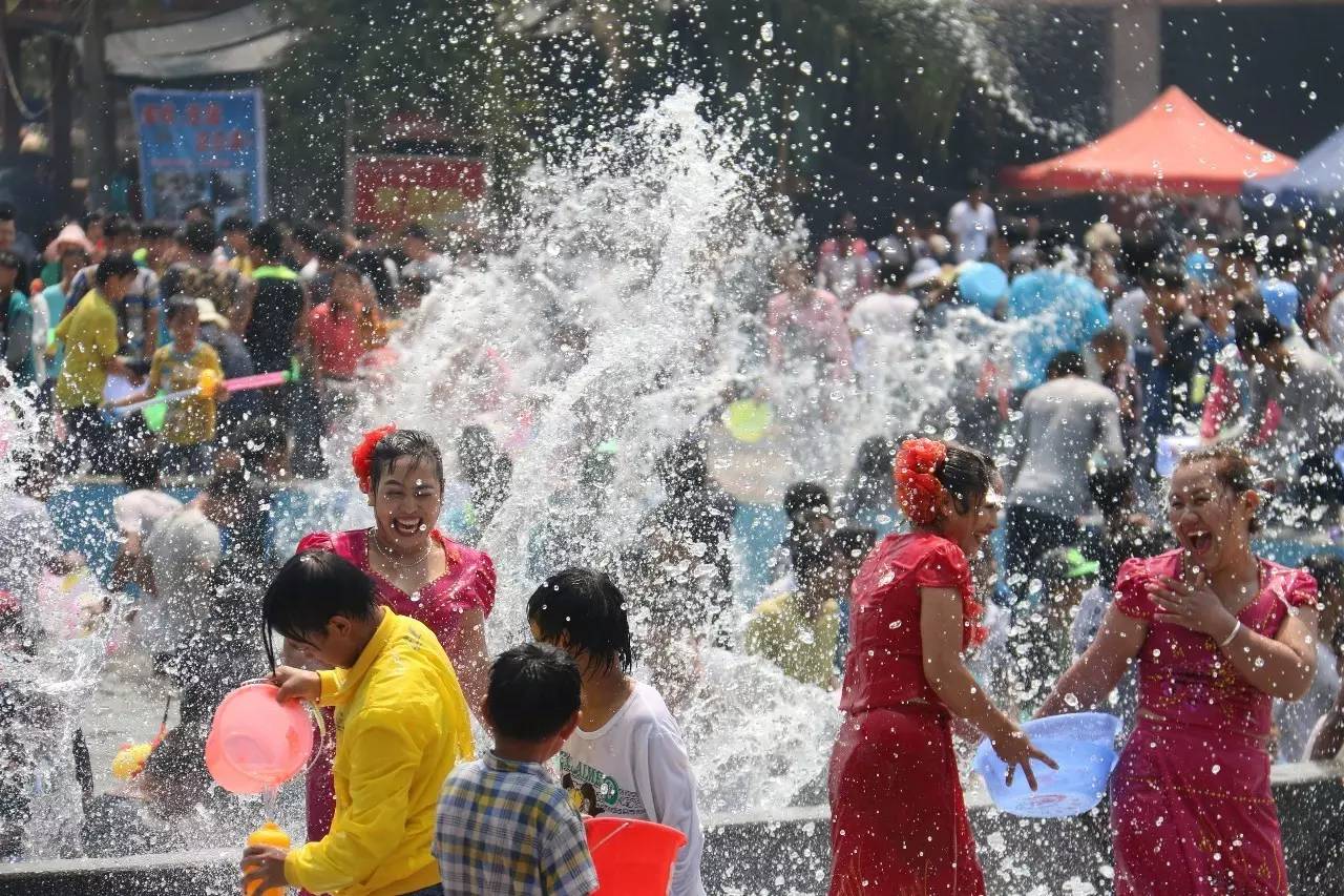 传统节日泼水节庆祝泼水节的人图片下载 - 觅知网