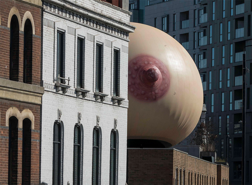 伦敦街头惊现巨大的乳房