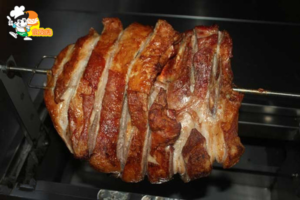 秘制吊炉烤肉(羊排)采用生烤全羊的工艺(直接生烤,香味浓郁,再结合