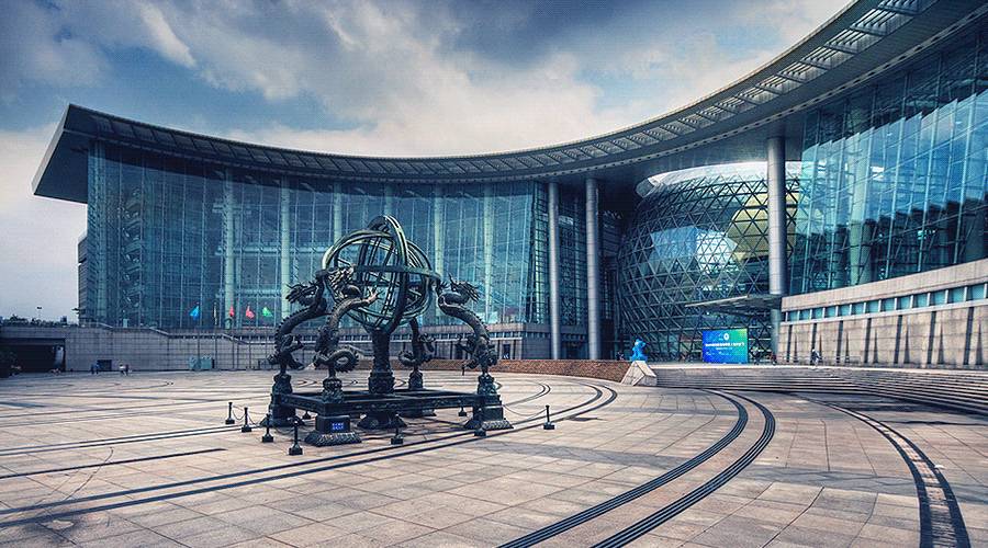 上海科技馆仿造中国云南的生物万象展区,模拟场景的地壳探秘,还原真实
