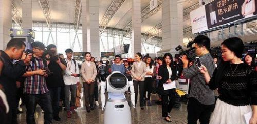 【关注】无人驾驶摆渡车国内首秀服务型机器人亮相白云机场航站楼
