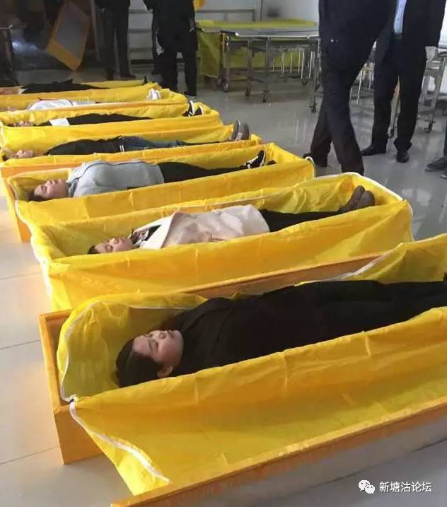 数十人来到塘沽一殡仪馆躺进了棺材 这是在干嘛?