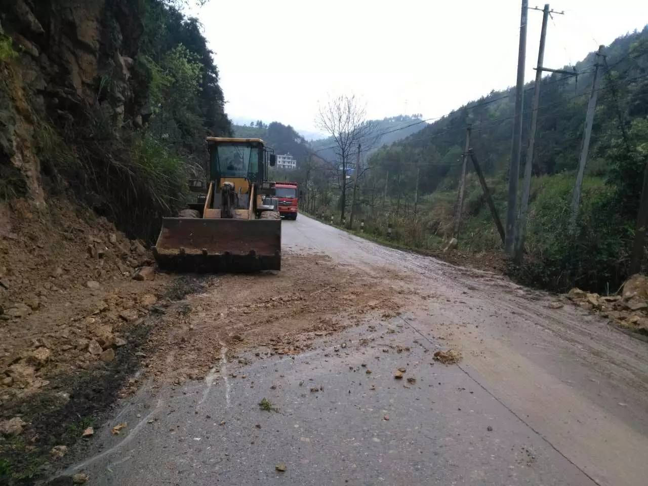 今天,遂川发生了两处公路山体滑坡!