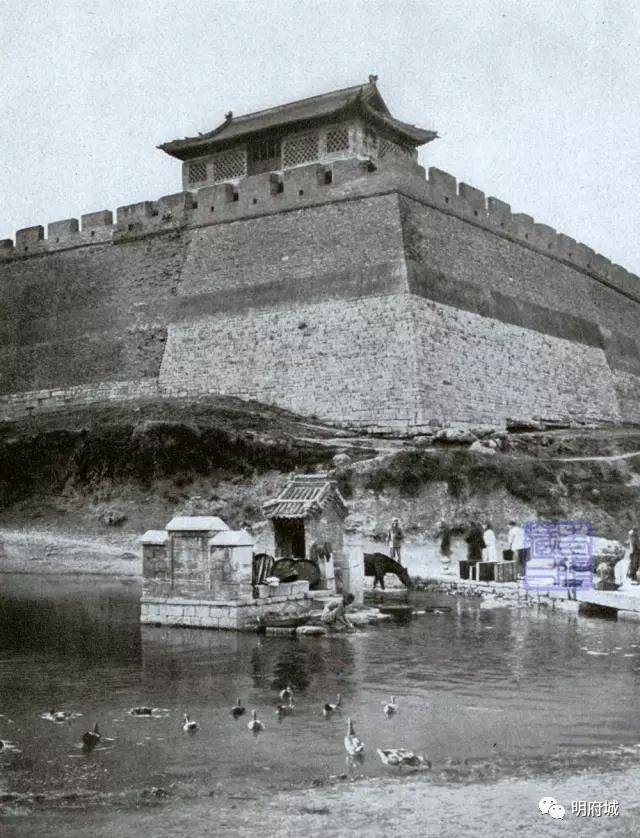 这是清朝的济南府城墙东南角,上有魁星楼.