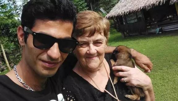 30岁难民迎娶60岁澳洲奶奶称真爱,移民局:别侮