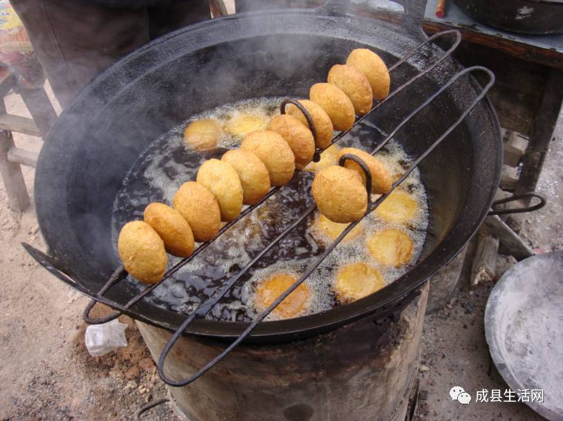 成县特色小吃之一,形似勺状.因为主要制作工具为两个大勺子.