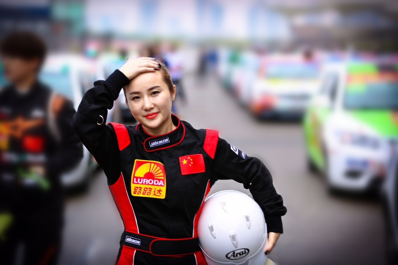 最美赛车手华婷婷为轮胎代言 - 综合新闻 - 轮胎商业网