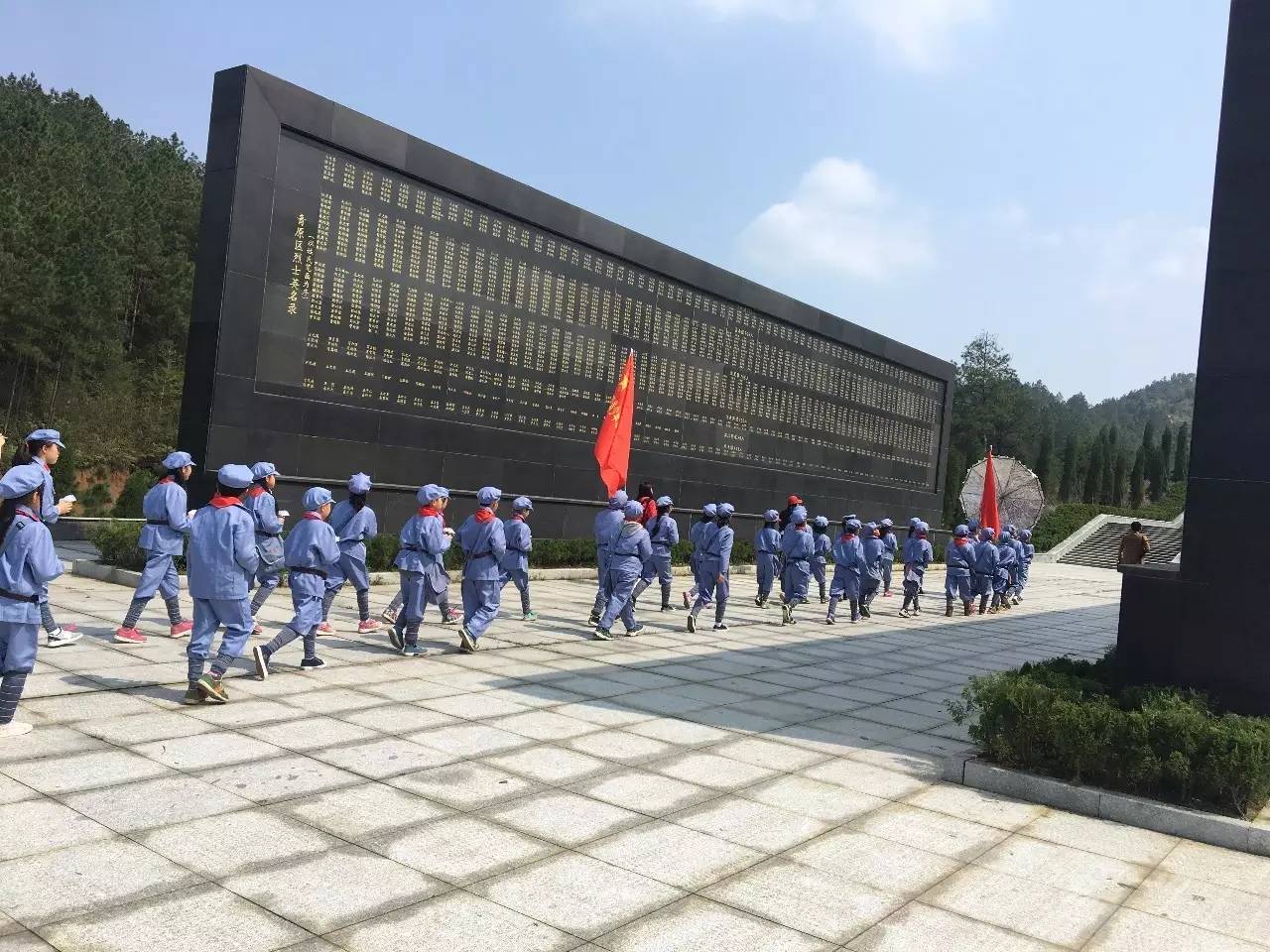 在东固革命烈士陵园内,学生们怀着崇敬的心情,排着整齐的队列向革命