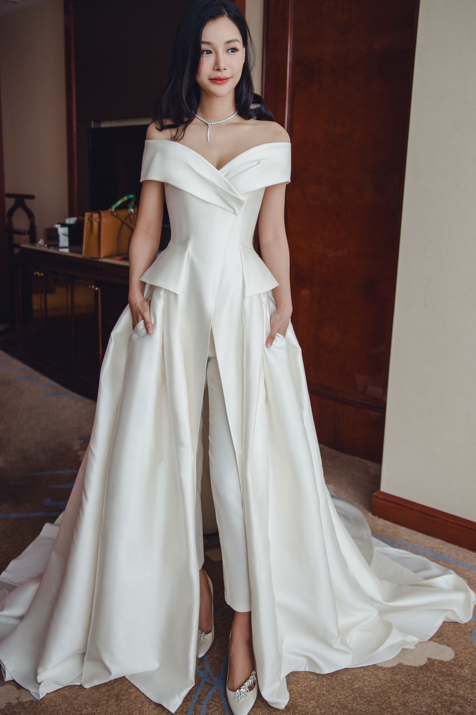 一件与众不同独特的婚纱并勇于创新的新娘时髦帅气气场十足