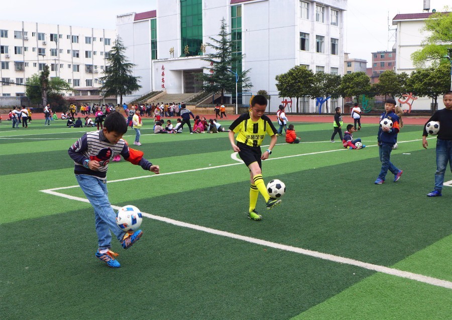 3月28日,实验小学举行足球文化节之"我是颠球王"足球颠球比赛.