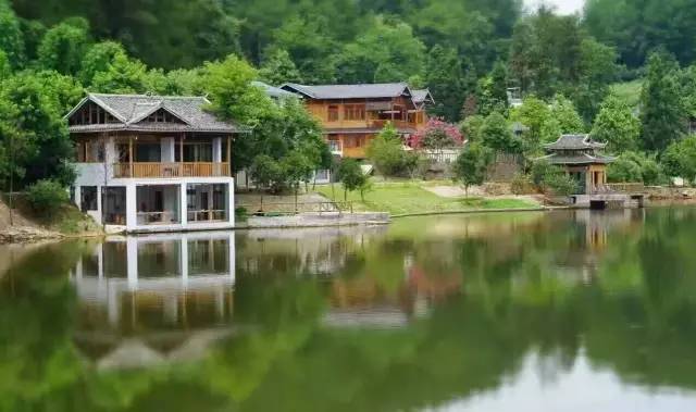 赏完梨花可以到黎香湖虔隐这个民宿住一晚,离得很近,有山有水有情调.