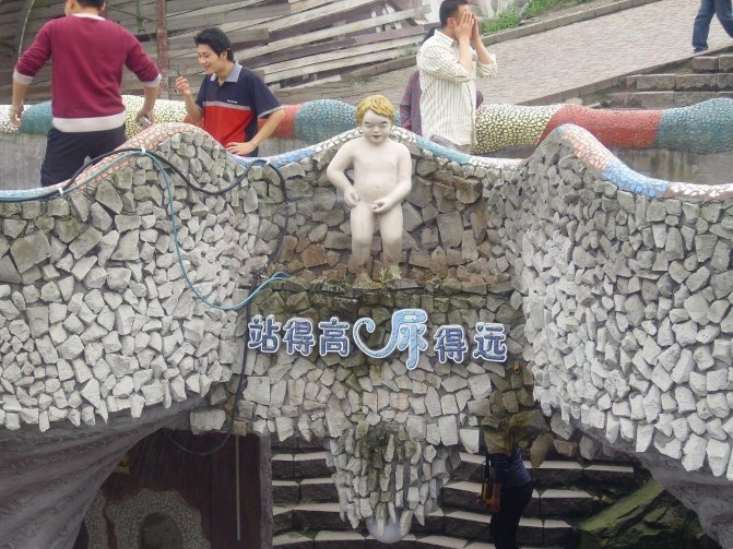 走进重庆洋人街:体验世界上最奇葩厕所文化(下