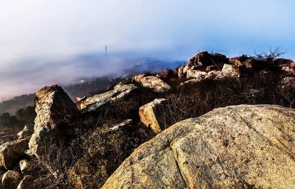 她是东海县的最高峰 背倚齐鲁 襟怀吴楚 名垂青史的千古名山