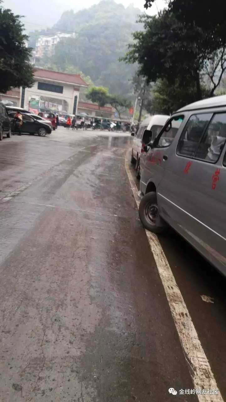 高县文江镇这马路上为何弥漫臭味与污水?