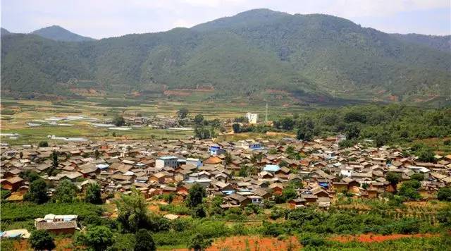 位于元江甘庄街道,距街道办事处所在地甘庄29公里,距县城54公里,交通